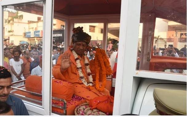 यूपी के गोरखपुर में शनिवारल को विजयादशमी शोभायात्रा में गोरक्षपीठाधीश्वर योगी आदित्यनाथ। 