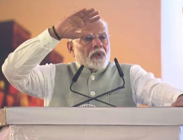 रविवार को वाराणसी के कार्यक्रम में बिहार के बारे में बोलते पीएम नरेंद्र मोदी।