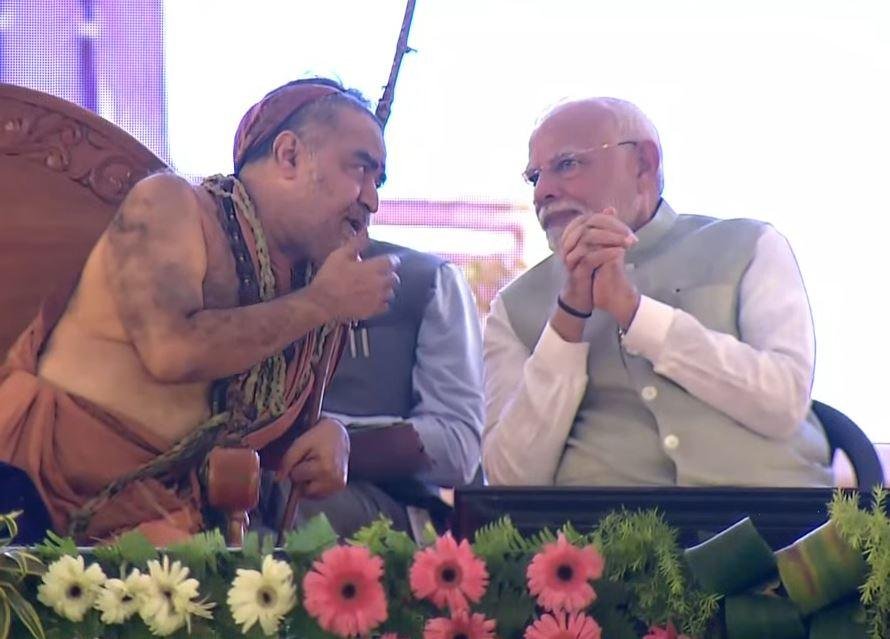 Big Talk : पीएम मोदी बोले – अब काशी बना हेल्थ केयर हब... वाराणसी के कार्यक्रम में कांची कोटिपुरम के शंकराचार्य स्वामी विजयेंद्र सरस्वती के साथ पीएम मोदी ।