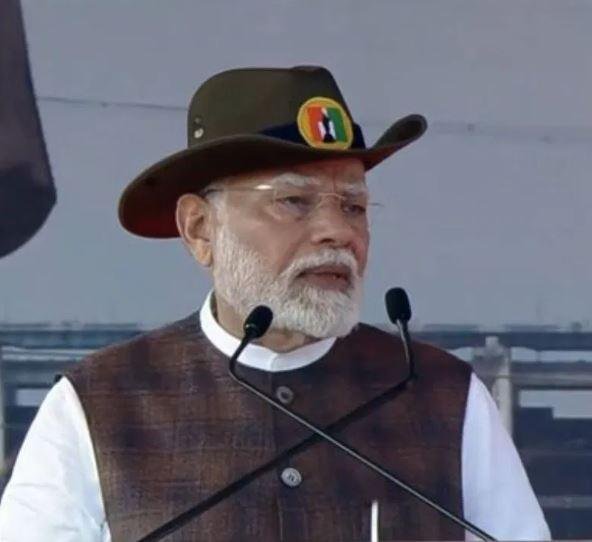 गुजरात में संबोधन देते पीएम मोदी।