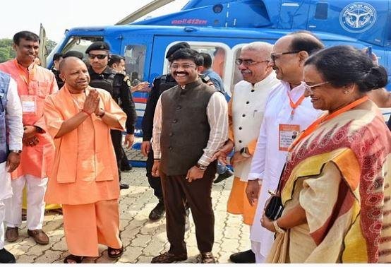 Breaking : महाकुंभ-2025 का शुभारंभ पीएम मोदी करेंगे, तिथि 10 से 15 दिसंबर के बीच की होगी | 22Scope News रविवार की सुबह प्रयागराज पहंचने पर सीएम योगी आदित्यनाथ की आगवानी करते मंत्री नंद गोपाल नंदी और अन्य।