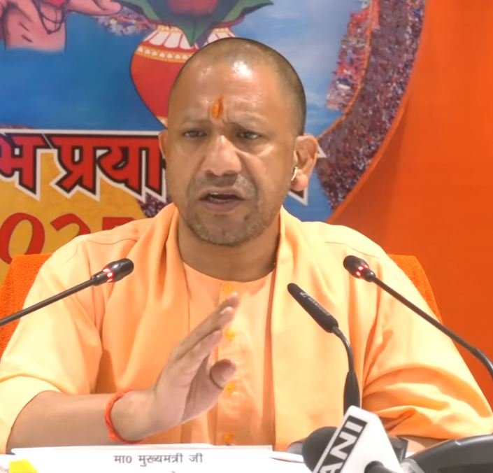 प्रयागराज में रविवार को महाकुंभ 2025 की तैयारियों को लेकर जानकारी देते सीएम योगी आदित्यनाथ।