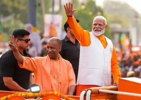 वाराणसी में जनता का अभिभावदन करते पीएम मोदी और सीएम योगी की फाइल फोटो