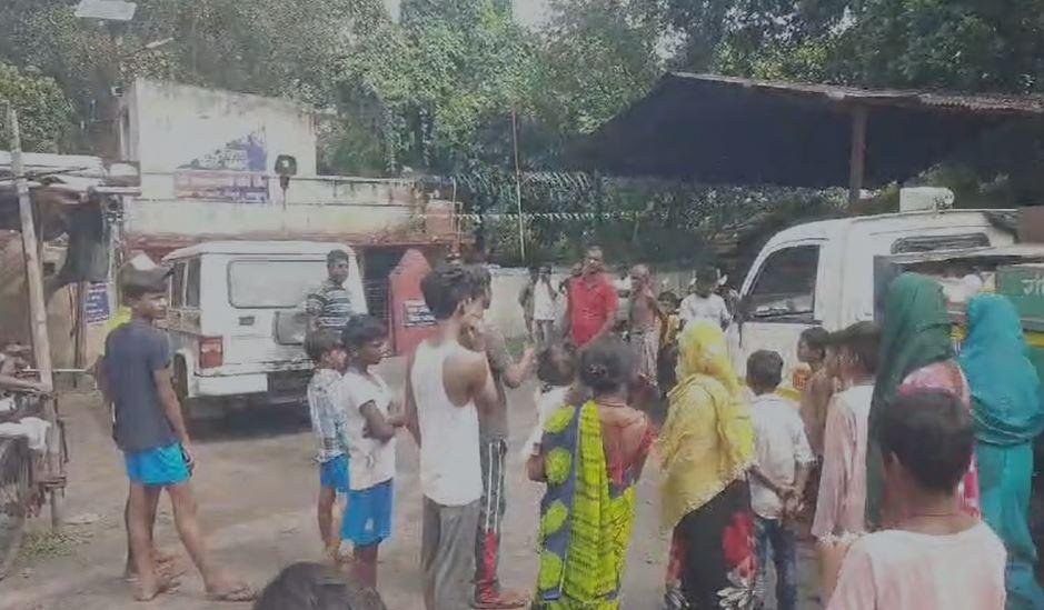 Dhanbad : नगर निगम वाहन ने बच्ची को कुचकर मार डाला, ग्रामीणों ने घेर लिया थाना... | 22Scope News Dhanbad : थाने में हंगामा करते स्थानीय लोग