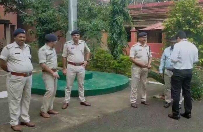 Pakur : चुनाव से पहले मंडल कारा में छापेमारी, सभी वार्ड और कैदियों से...