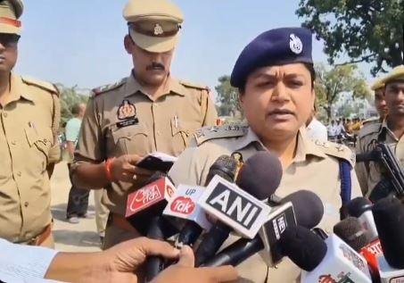 यूपी के भदोही में भाजपा नेता के कॉलेज के प्रधानाचार्य को दिनदहाड़े भूना, मौत हत्याकांड के संबंध में जानकारी देतीं भदोही की एसपी।