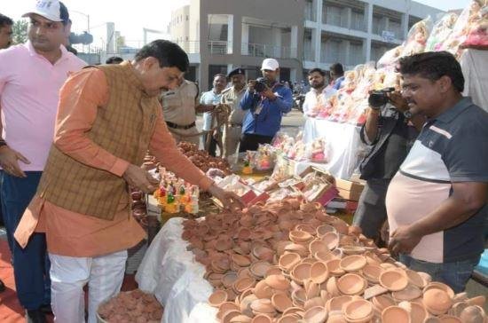 धनतेरस पर मध्य प्रदेश में सीएम मोहन यादव वोकल फॉर लोंकल अभियान के तहत खरीददारी करते हुए। 