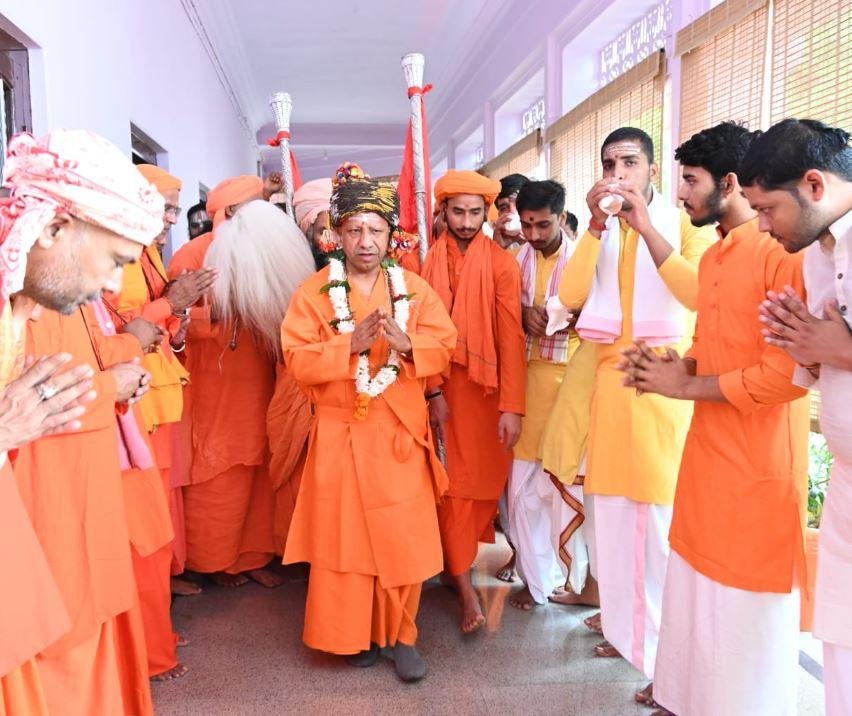 गोरखनाथ मंदिर में विजयादशमी पर नाथ परंपरा के पारंपरिक वेश में गोरक्षपीठाधीश्वर योगी आदित्यनाथ