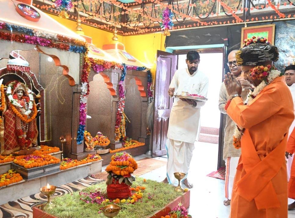 गोरखनाथ मंदिर में विजयादशमी पर श्नीनाथ जी का पूजन करते गोरक्षपीठाधीश्वर योगी आदित्यनाथ