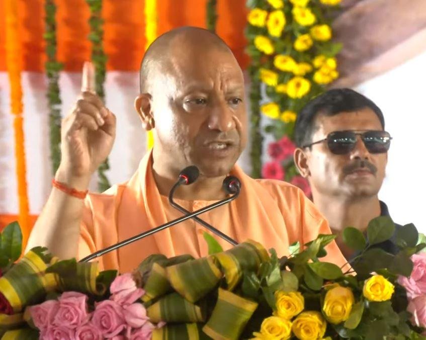 वाराणसी में रविवार को संपूर्णानंद संस्कृत विश्वविद्यालय के समारोह में सीएम योगी आदित्यनाथ। 