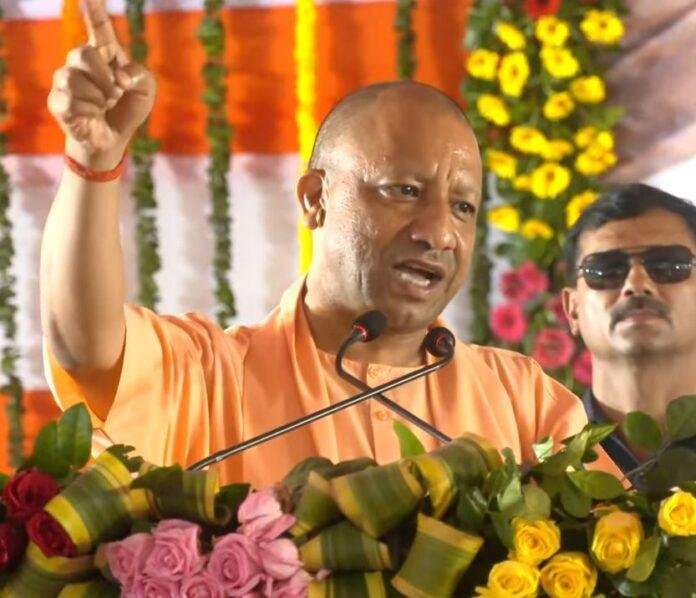 वाराणसी में रविवार को संपूर्णानंद संस्कृत विश्वविद्यालय के समारोह में सीएम योगी आदित्यनाथ।