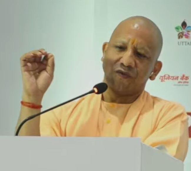 ईज़ ऑफ डूइंग बिजनेस में नंबर 1 की दौड़ में काफी मजबूती से खड़ा है यूपी, CM Yogi ने किया दावा लखनऊ में बुधवार को एक कार्यक्रम में बोलते सीएम योगी आदित्यनाथ।