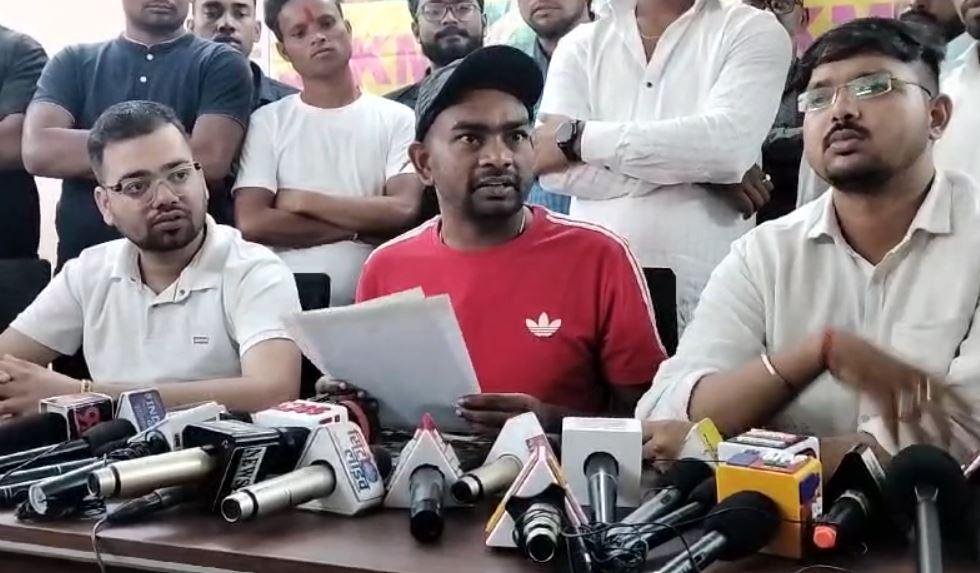 Dhanbad Breaking : जयराम महतो की पार्टी JLKM ने जारी की दूसरी लिस्ट, पढ़ें पूरी लिस्ट... Dhanbad Breaking : धनबाद में प्रेस कॉन्फ्रेंस करते जयराम महतो और पार्टी के पदाधिकारी