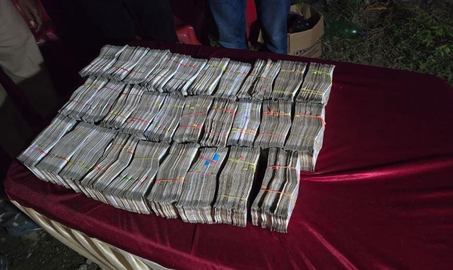 Dhanbad Breaking : कार से 71 लाख कैश बरामद