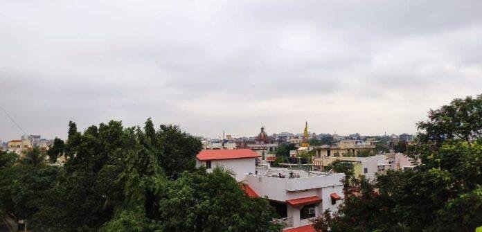 रांची में चक्रवात डाना के एडवांस असर से आसमान में छाए मेघ।