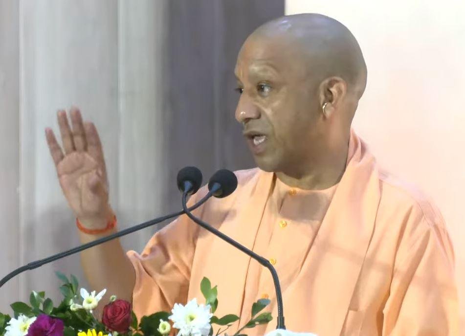 ईज़ ऑफ डूइंग बिजनेस में नंबर 1 की दौड़ में काफी मजबूती से खड़ा है यूपी, CM Yogi ने किया दावा लखनऊ में बुधवार को एक कार्यक्रम में बोलते सीएम योगी आदित्यनाथ।