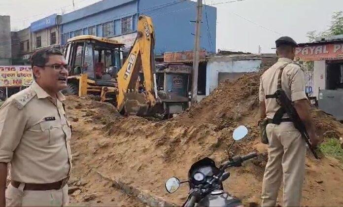 Bokaro : खुदाई के दौरान मिट्टी के अंदर दबा मजदूर, रेस्क्यू जारी...