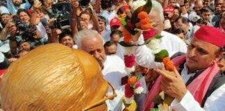 लखनऊ में अपने आवास के बाहर जेपी की मूर्ति पर माल्यार्पण करते अखिलेश यादव।