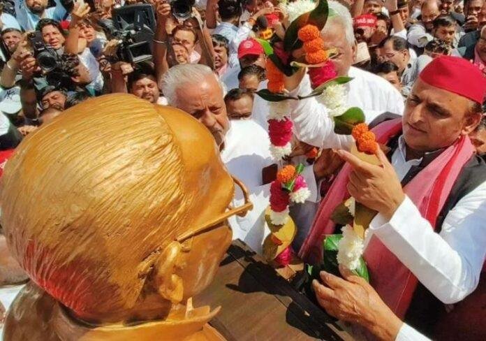 लखनऊ में अपने आवास के बाहर जेपी की मूर्ति पर माल्यार्पण करते अखिलेश यादव।