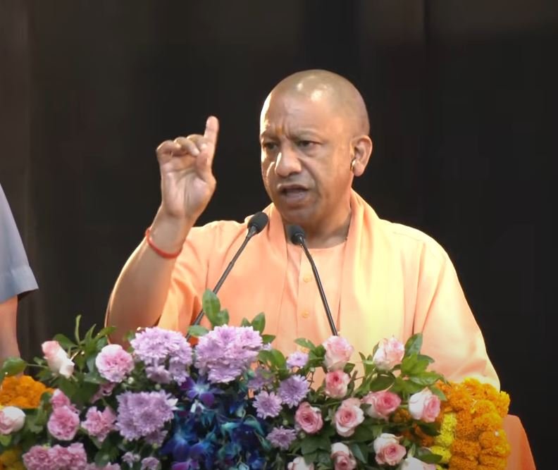 एक्शन में CM Yogi : भू-अधिग्रहण घोटाला में 5 को किया निलंबित