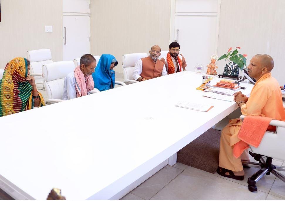 Breaking : Bahraich Communal Violence पर बोले CM Yogi – यह अक्षम्य घटना, कोई बख्शा नहीं जाएगा, न्याय होगा Bahraich Communal Violence में मारे गए रामगोपाल के परिजनों से मिलते सीएम योगी आदित्यनाथ।