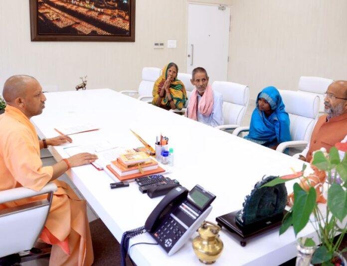 लखनऊ में सीएम योगी से मिले बहराइच के पीड़ित 3-min Bahraich Communal Violence में मारे गए रामगोपाल के परिजनों से मिलते सीएम योगी आदित्यनाथ।