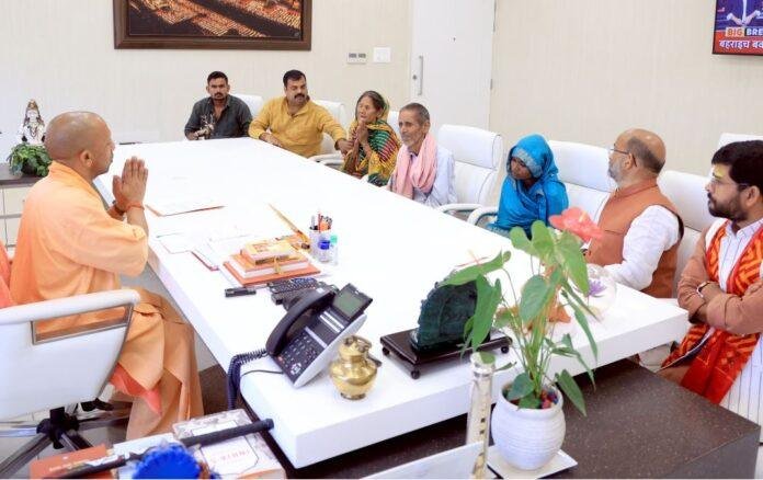 लखनऊ में सीएम योगी से मिले बहराइच के पीड़ित-min Bahraich Communal Violence का पीड़ित परिवार मंगलवार को लखनऊ में सीएम योगी से मिला।