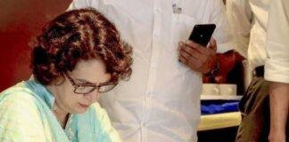 वायनाड में बुधवार को लोकसभा उपचुनाव के लिए नामांकन करतीं कांग्रेस प्रत्याशी प्रियंका गांधी।