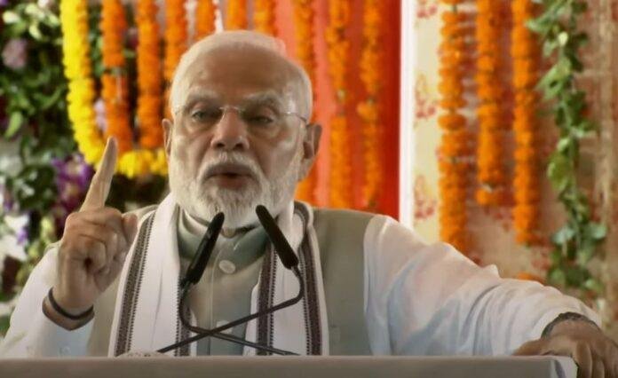 रविवार को वाराणसी में प्रधानमंत्री नरेंद्र मोदी।