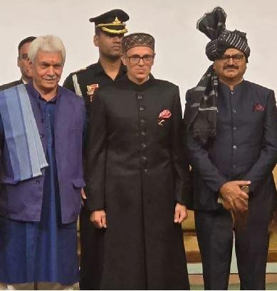 बुधवार को श्रीनगर में शपथ ग्रहण के बाद Jammu Kashmir सीएम उमर अब्दुल्ला