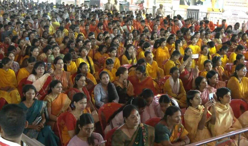 वाराणसी में रविवार को संपूर्णानंद संस्कृत विश्वविद्यालय के समारोह में सीएम योगी आदित्यनाथ का संबोधन सुनते लोग। 