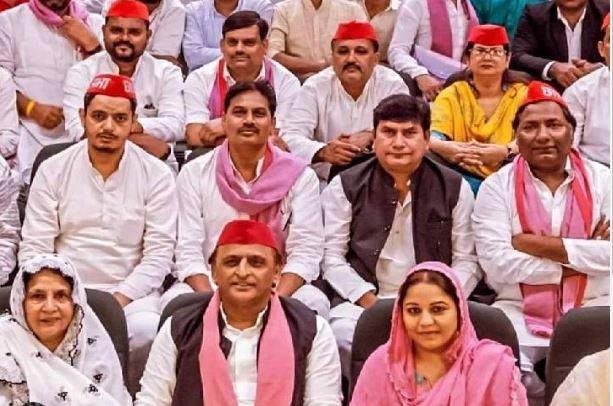 U.P. में सपा ने उपचुनाव के लिए जारी की 6 प्रत्याशियों की सूची | 22Scope News अपने कार्यकर्ताओं संग सपा मुखिया अखिलेश यादव