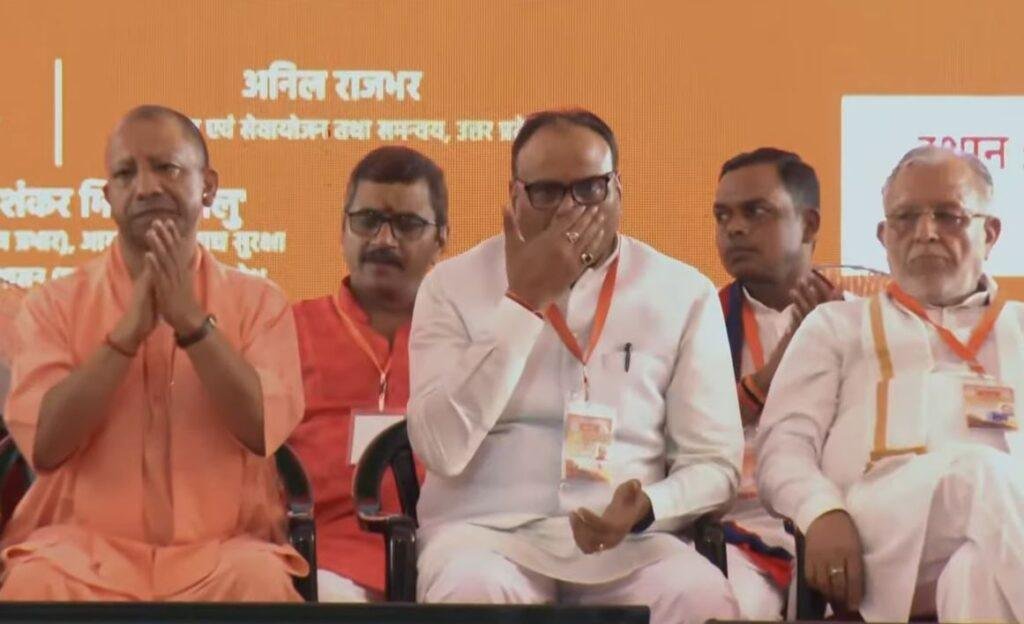 प्रधानमंत्री नरेंद्र मोदी के भाषण के दौरान करतल ध्वनि करते यूपी के सीएम योगी आदित्यनाथ। 