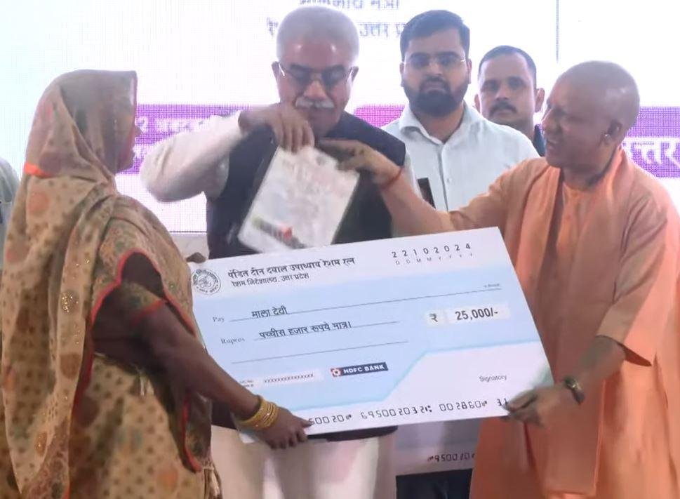 U.P. के काशी और आजमगढ़ में रेशम उद्योग अपार संभावनाएं, बोले CM Yogi 2 22Scope News यूपी सिल्क एक्सपो -24 के शुभारंभ समारोह में रेशम किसानों को सम्मानित करते सीएम योगी आदित्यनाथ।