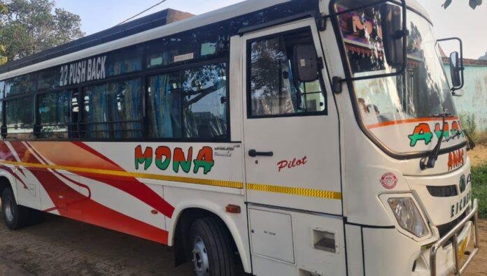 Lohardaga : यात्री बस में पशु आहार के बोरे में भारी मात्रा में गांजा की तस्करी, बोरा जब्त, तस्कर फरार...