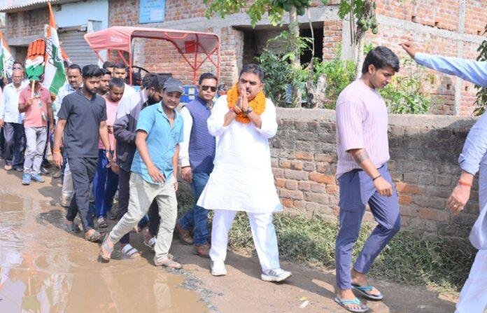 Hazaribagh : कांग्रेस प्रत्याशी मुन्ना सिंह का ग्रामीण दौरा: गांवों में सड़क निर्माण को प्राथमिकता देने का दिया आश्वासन