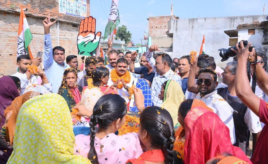 Hazaribagh : कांग्रेस प्रत्याशी मुन्ना सिंह का ग्रामीण दौरा: गांवों में सड़क निर्माण को प्राथमिकता देने का दिया आश्वासन 1 22Scope News ूब min 22Scope News