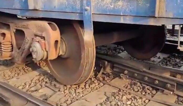 Train Accident: बिहार में पटरी से उतरी ट्रेन की बोगी, यात्रियों में मचा हड़कंप Train Accident: बिहार में पटरी से उतरी ट्रेन की बोगी, यात्रियों में मचा हड़कंप