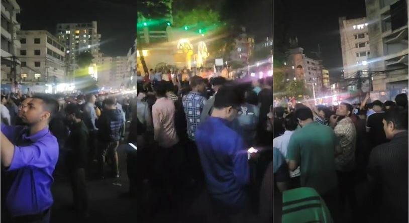 बांग्लादेश में चिन्मय प्रभु की गिरफ्तारी के विरोध में चटगांव में सड़कों पर उतरे हिंदू, गूंजा जय श्रीराम 4 22Scope News चटगांव के चेरागी पहाड़ मोड़ पर सोमवार शाम विक्षोभ प्रदर्शन करते अल्पसंख्यक हिंदू समुदाय के लोग।
