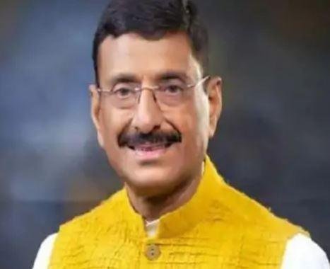 लोकतंत्र के महापर्व में रांची सांसद संजय सेठ ने परिवार के साथ किया मतदान, बुजुर्ग मतदाता को मतदान केंद्र तक पहुंचाया