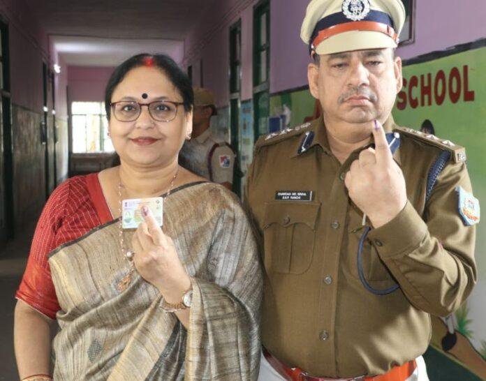 रांची के वरीय पुलिस अधीक्षक चंदन कुमार सिन्हा और पत्नी ने मतदान में लिया हिस्सा, जनता से की अपील