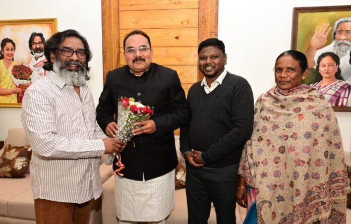 Breaking : CM हेमंत सोरेन से मंजूनाथ, जोबा, प्रदीप, अनुराग सहित इन बड़ी हस्तियों ने की मुलाकात...