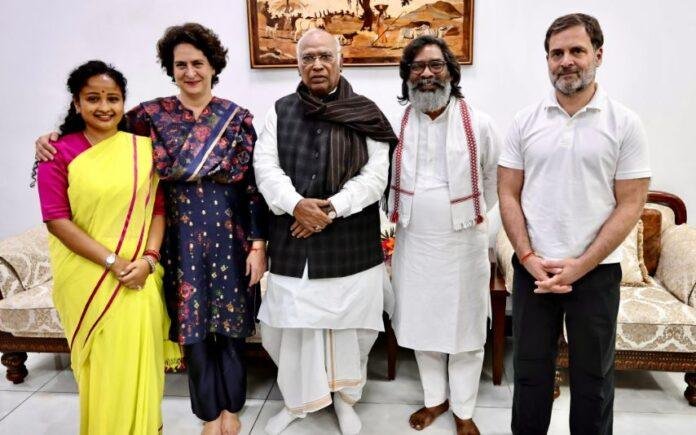 Breaking : हेमंत सोरेन ने राहुल गांधी और मल्ल्किार्जुन खरगे से की मुलाकात, शपथ समारोह का दिया निमंत्रण...