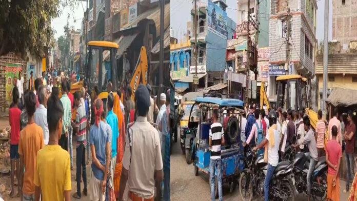 DM के निर्देश पर SDM की अगुवाई में अमरपुर शहर के विभिन्न चौक-चौराहों से हटाया गया अतिक्रमण