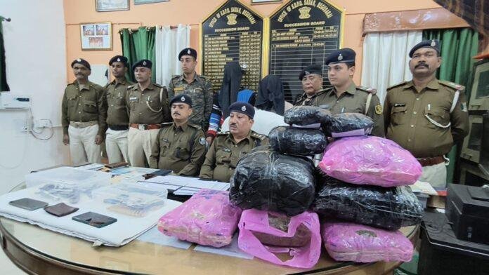 2 कुख्यात अपराधी भारी मात्रा में गांजा व हथियार के साथ गिरफ्तार