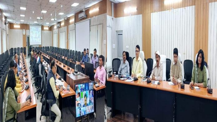 DM ने कहा- मतदाता सूची में शत-प्रतिशत मतदाताओं का जोड़ें नाम
