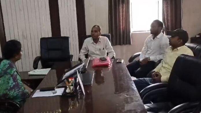 Betia Nagar Nigam नगर निगम में पदस्थापित कार्यपालक अभियंता व उनकी टीम के साथ महापौर ने की समीक्षा बैठक