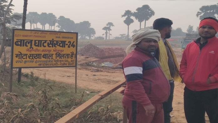 आपसी रंजिश को लेकर हथियारबंद बदमाशों ने की फायरिंग, बालू घाट पर फैली सनसनी