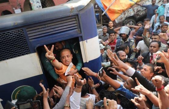 बीते मंगलवार को जेल भेजे जाने के दौरान बंदी वाहन में दाखिल होते इस्कॉन संत चिन्मय दास।