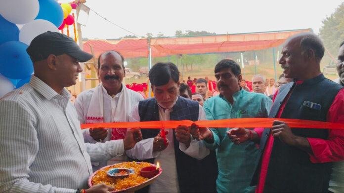 कोल्हरामपुर सिवमचक में रामकृपाल यादव ने आशीष डेयरी का किया उद्घाटन